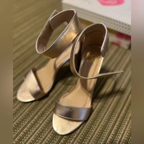 Womens Gold Ankle Strap Padded Carolyn Round Toe Block. Size 8. New - Picture 1 of 6